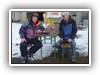 Skifahrer und Spaziergnger machen Pause.